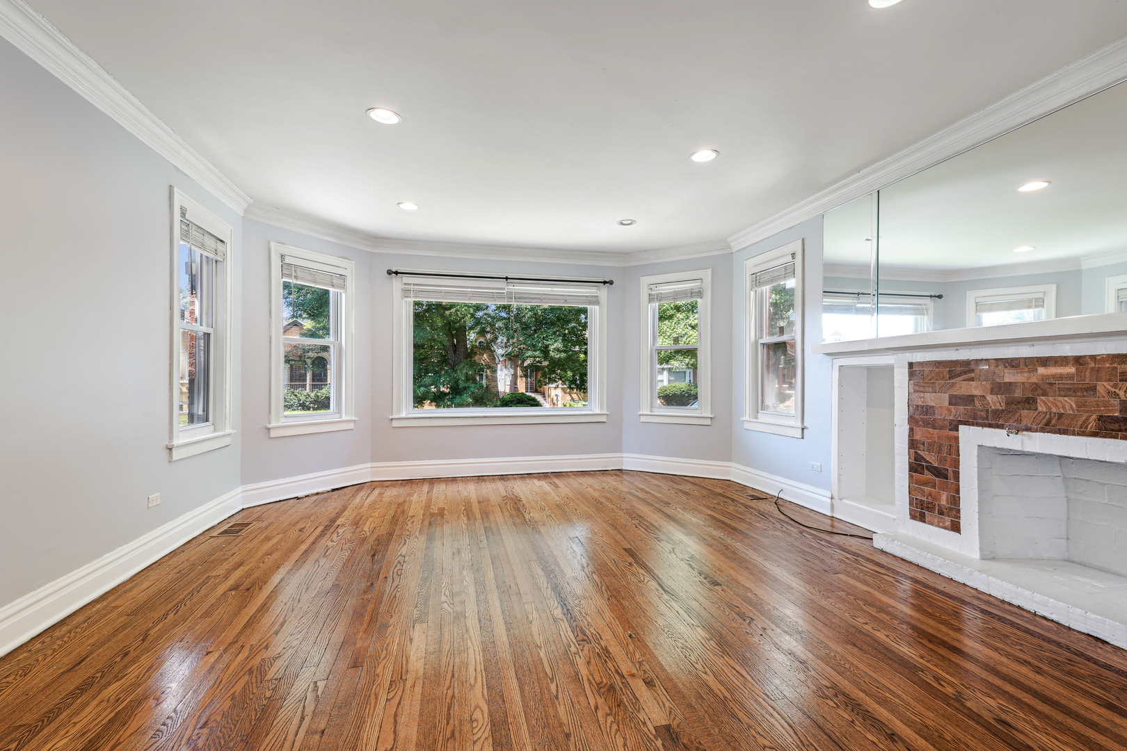 8229 South Rhodes Avenue Chicago, IL 60619 - Photo 5 of 28 Gallery Image 5