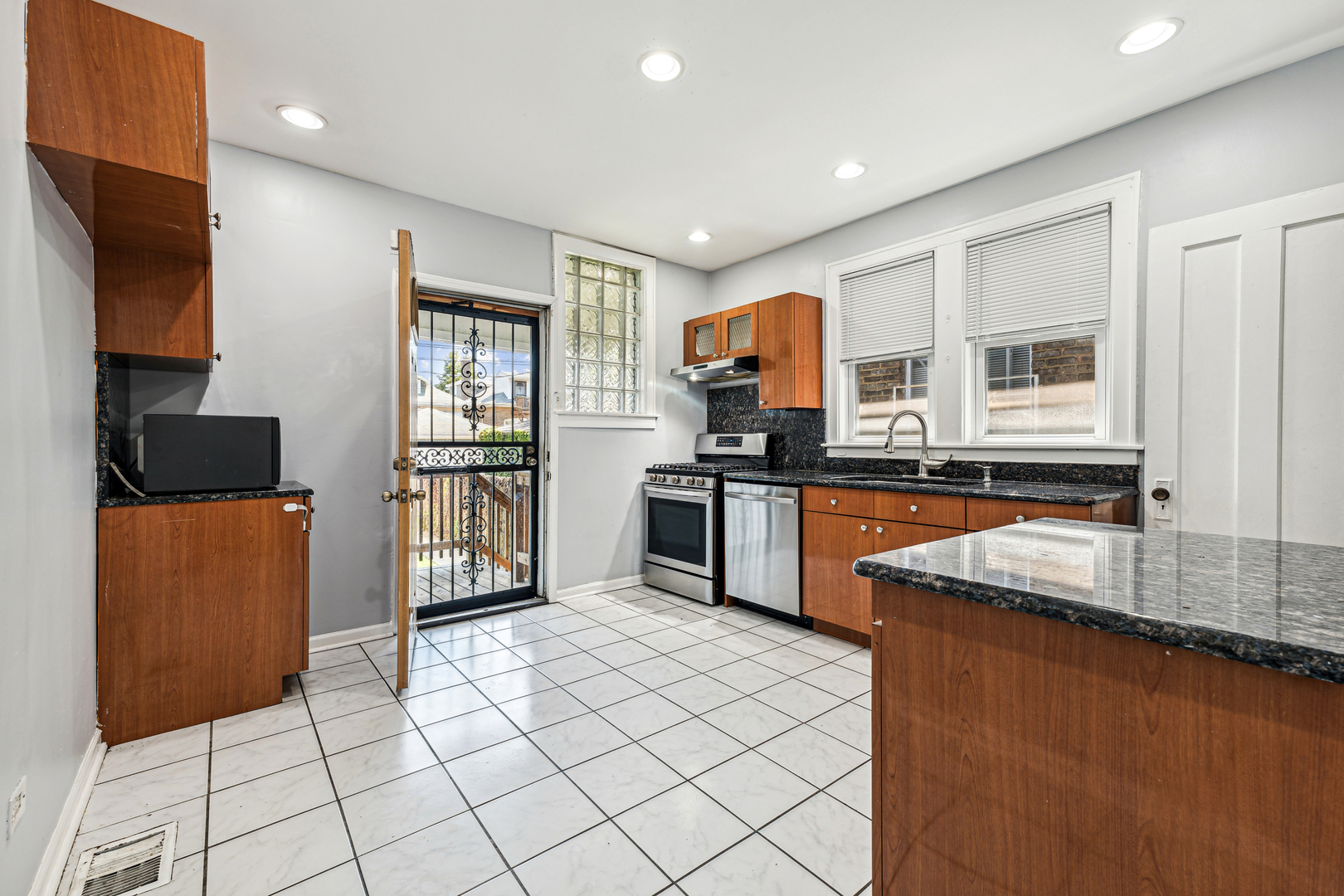 8229 South Rhodes Avenue Chicago, IL 60619 - Photo 7 of 28 Gallery Image 7