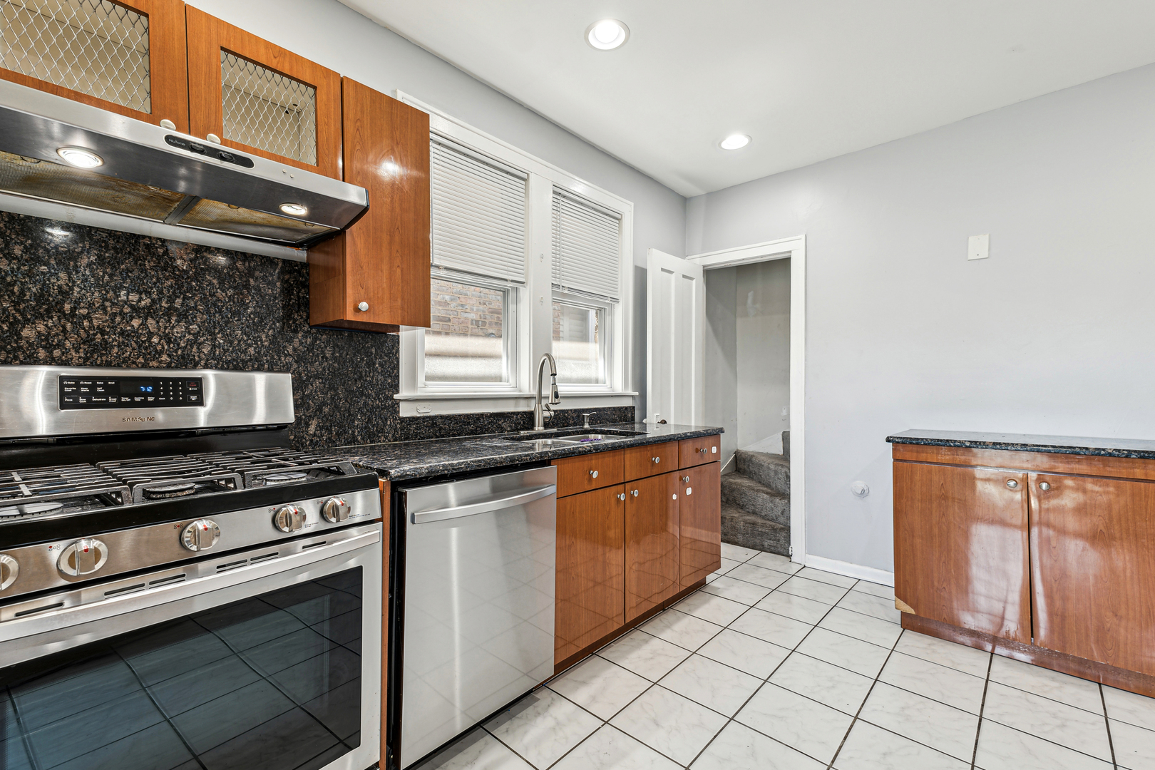 8229 South Rhodes Avenue Chicago, IL 60619 - Photo 8 of 28 Gallery Image 8