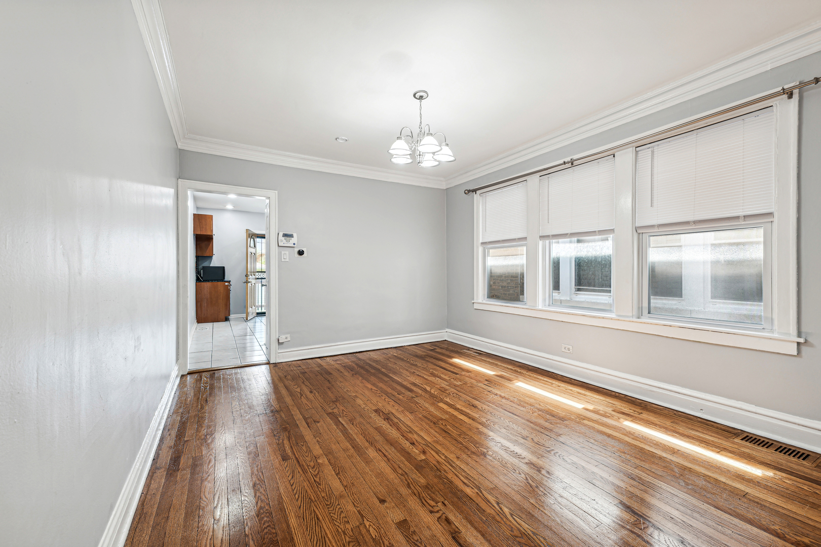 8229 South Rhodes Avenue Chicago, IL 60619 - Photo 10 of 28 Gallery Image 10