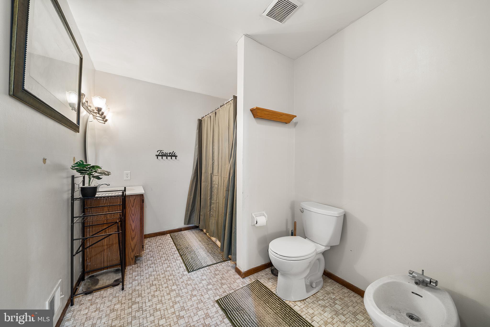 607 St Anthony Lane Upper Darby, PA 19082 - Photo 23 of 31
