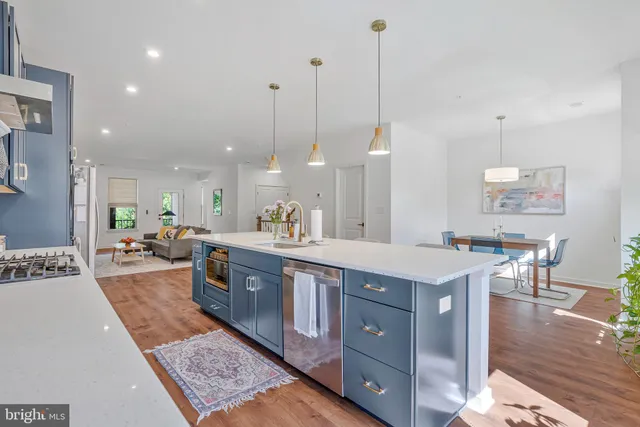 a large kitchen with kitchen island a large island in it
