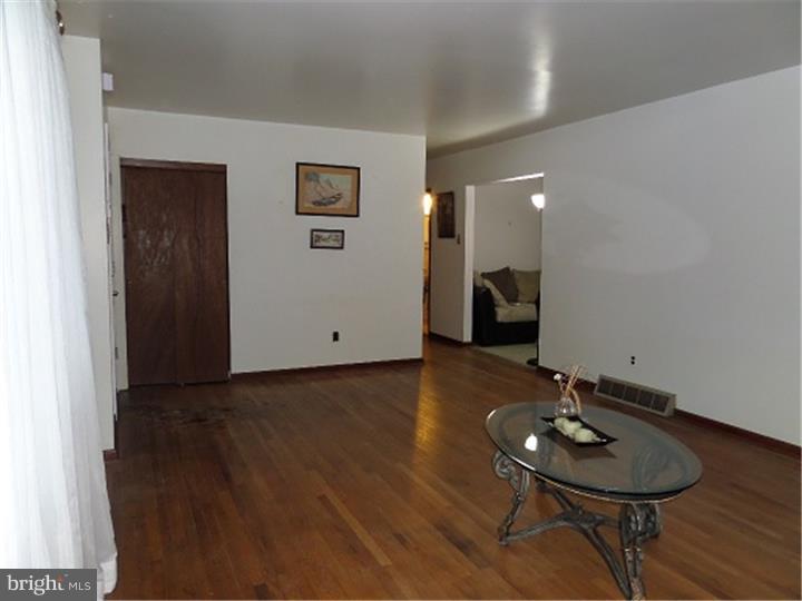 270 Ridge Road Browns Mills, NJ 08015 - Photo 3 of 7 Living Room