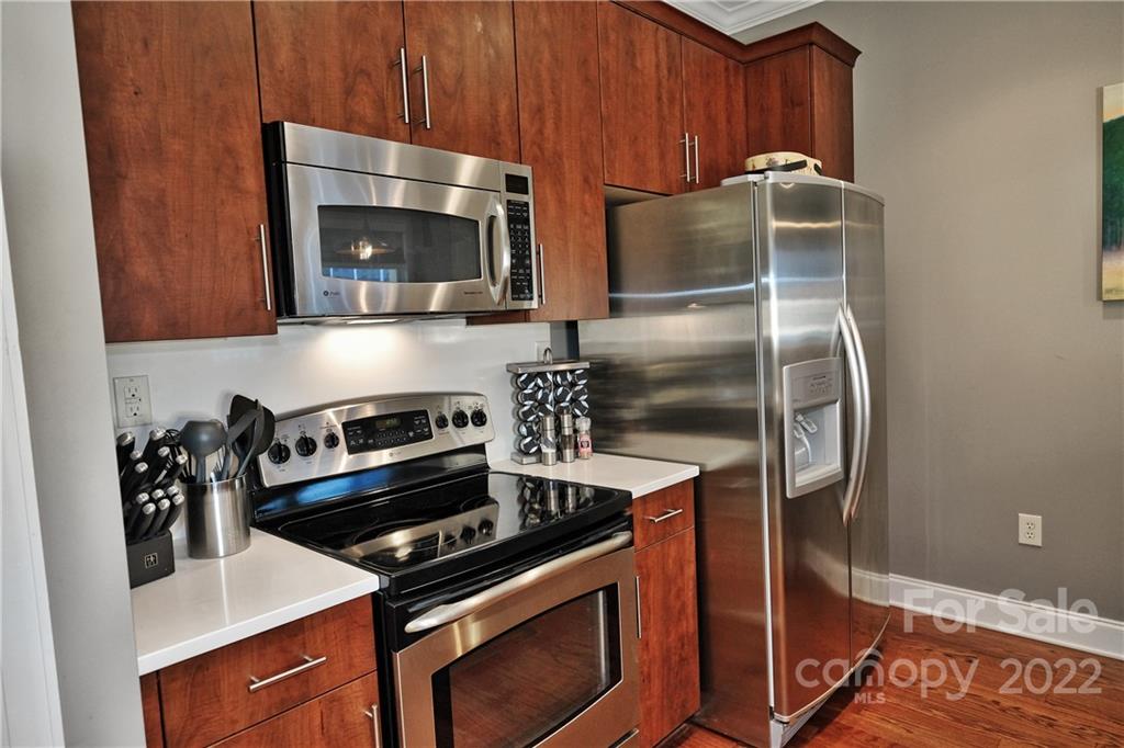 230 South Tryon Street, Unit 1109 Charlotte, NC 28202 - Photo 3 of 17 a kitchen with a stove and a microwave