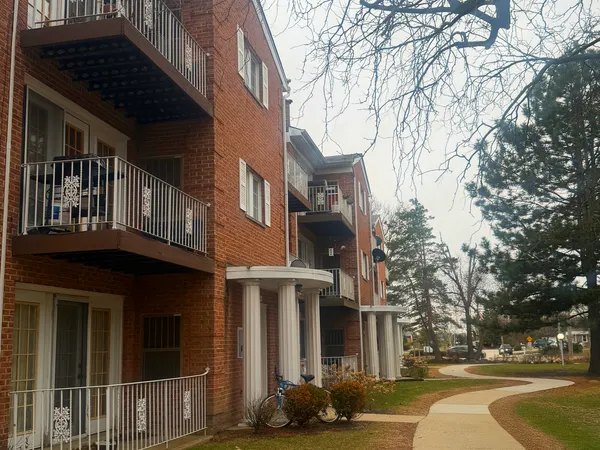 $1,950 | 615 Quincy Bridge Lane, Unit 201, Glenview, IL 60025