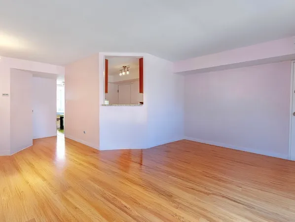 $1,950 | 615 Quincy Bridge Lane, Unit 201, Glenview, IL 60025