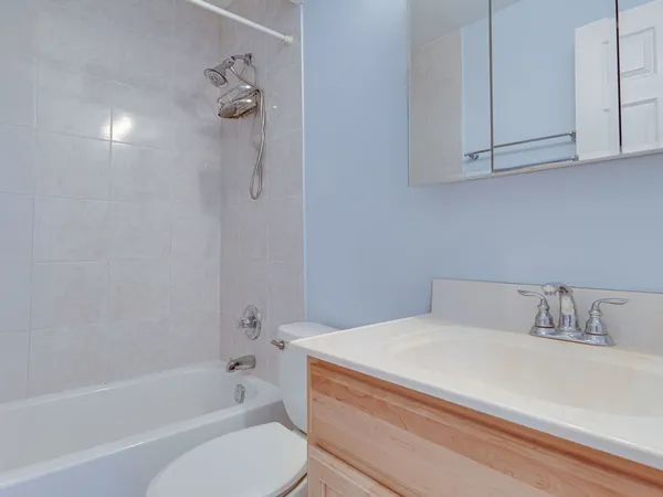 $1,950 | 615 Quincy Bridge Lane, Unit 201, Glenview, IL 60025