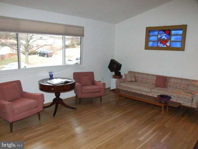 11403 Fairoak Drive Silver Spring, MD 20902 - Photo 14 of 23 Living Room