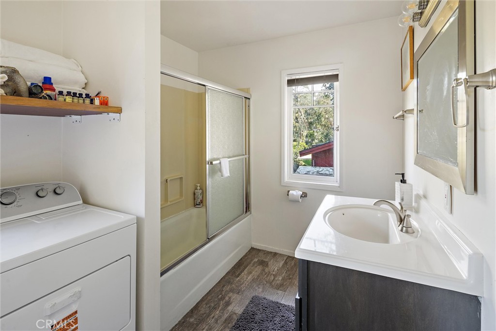 1361 Haddon Drive Cambria, CA 93428 - Photo 17 of 22 a bathroom with a sink toilet and a bathtub
