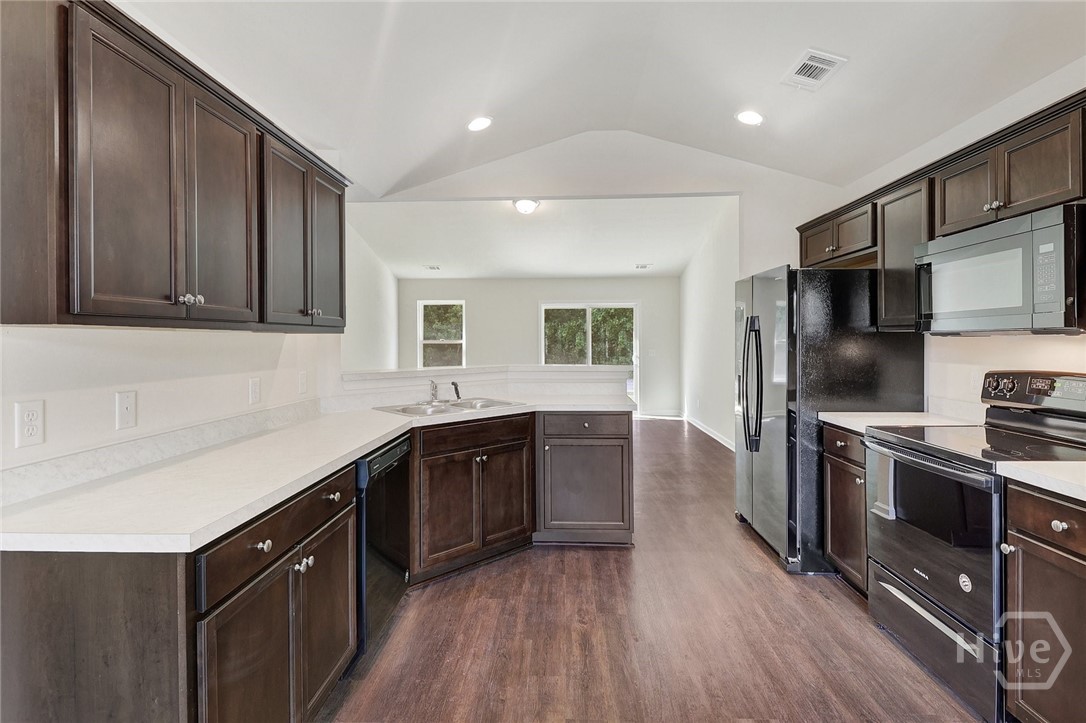 133 Braxton Boulevard Broxton, GA 31519 - Photo 5 of 28