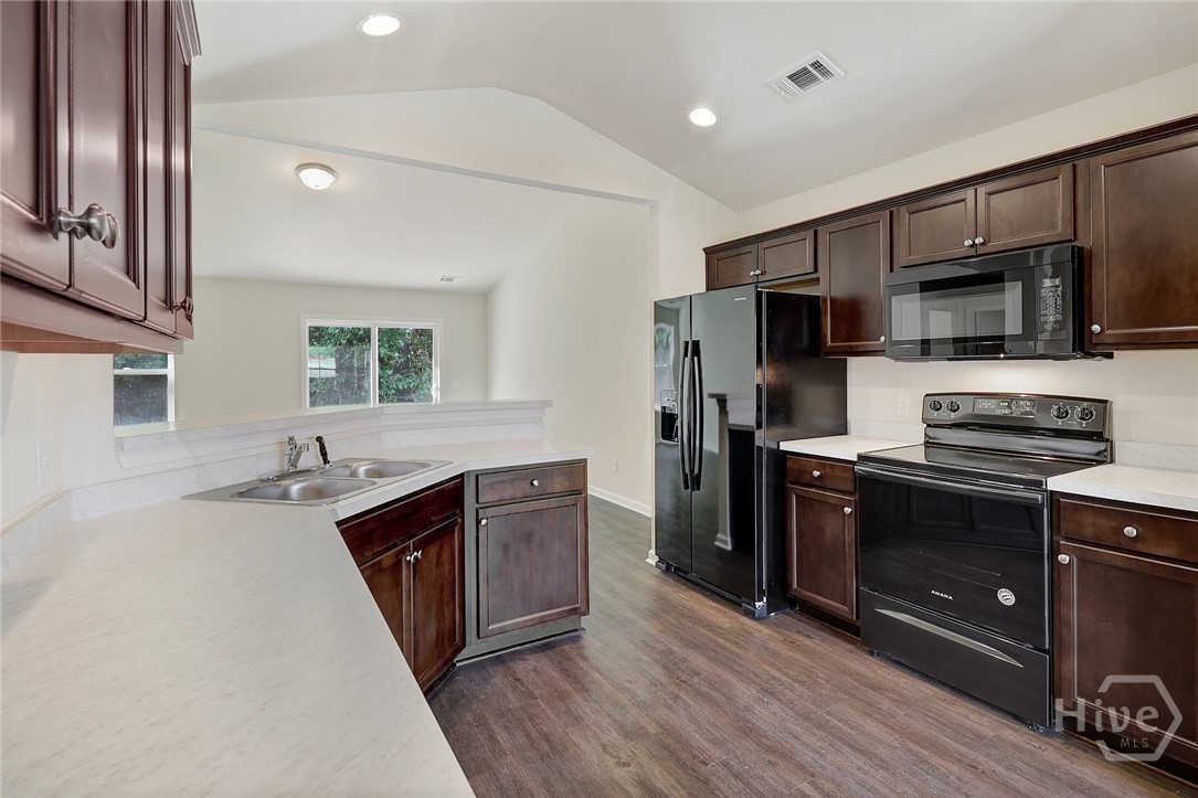 133 Braxton Boulevard Broxton, GA 31519 - Photo 6 of 28