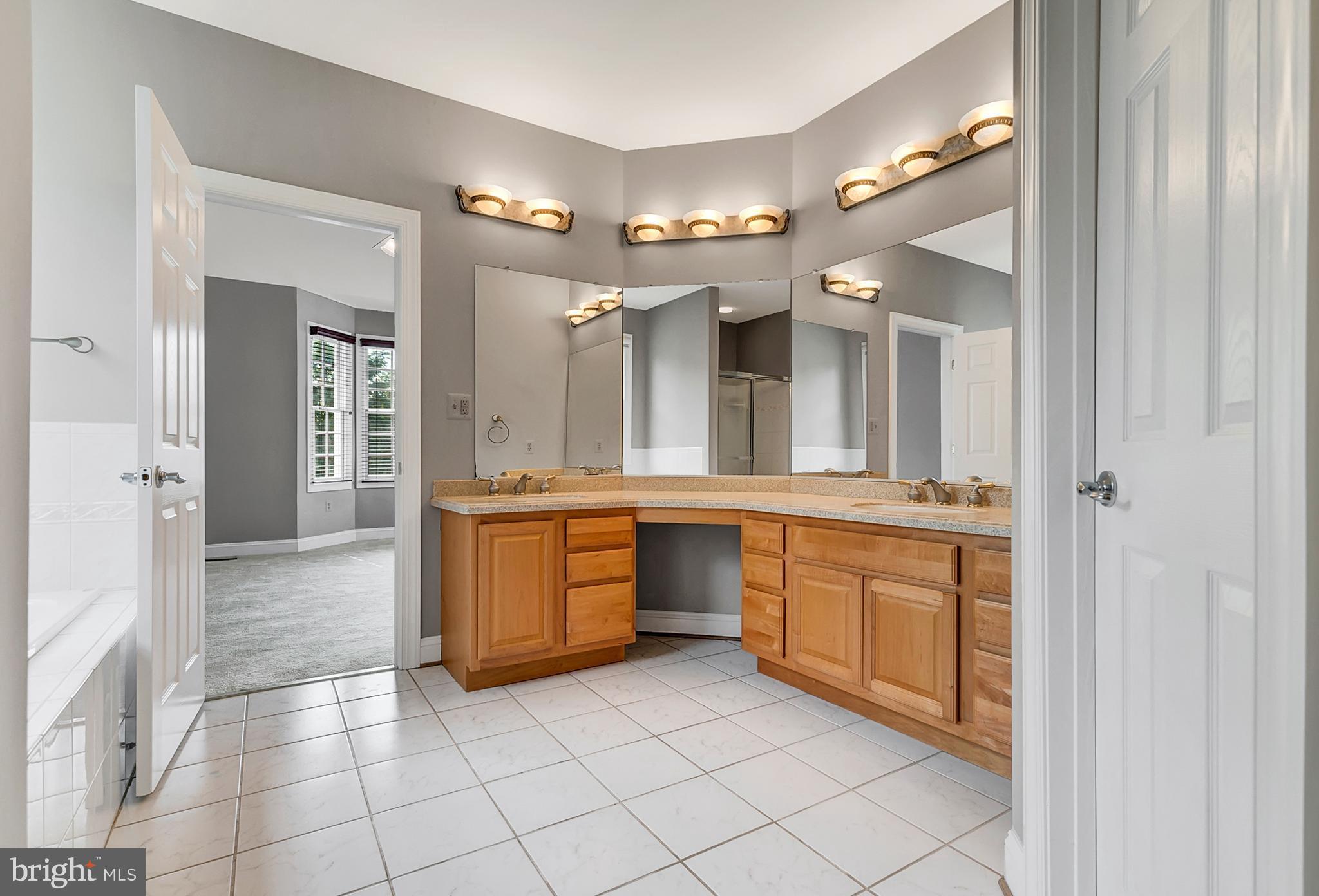 20393 Cockerill Road Purcellville, VA 20132 - Photo 15 of 29 master bath w/ sep shower & soaking tub,