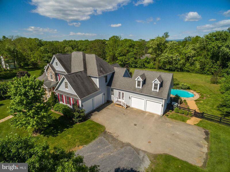 20393 Cockerill Road Purcellville, VA 20132 - Photo 3 of 29 4 car garage