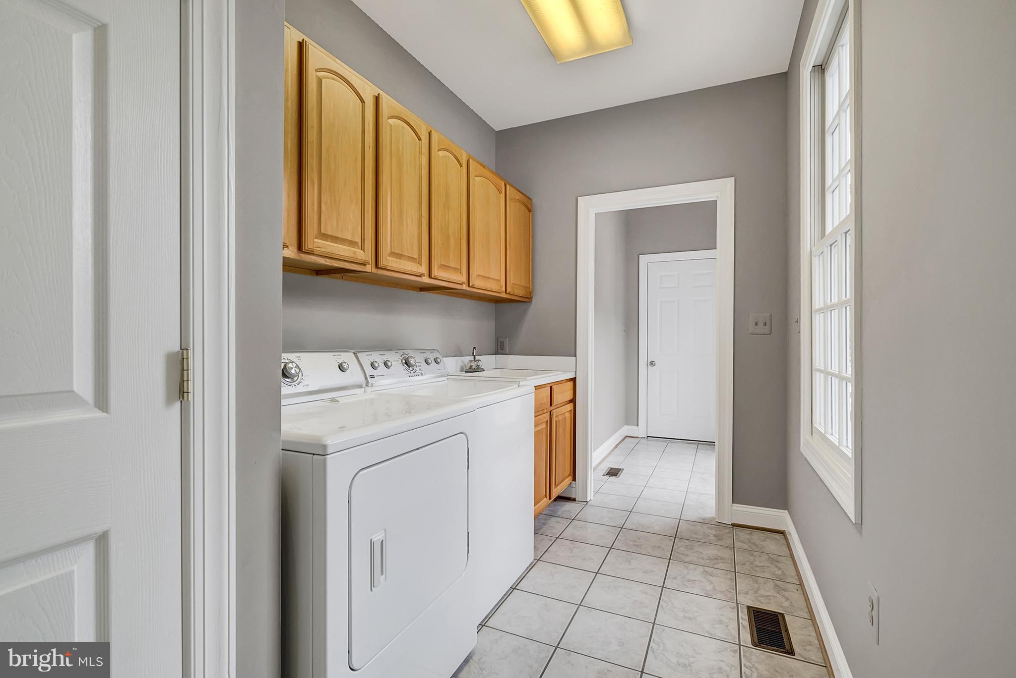 20393 Cockerill Road Purcellville, VA 20132 - Photo 22 of 29 Convenient Laundry/ Mud ~Room