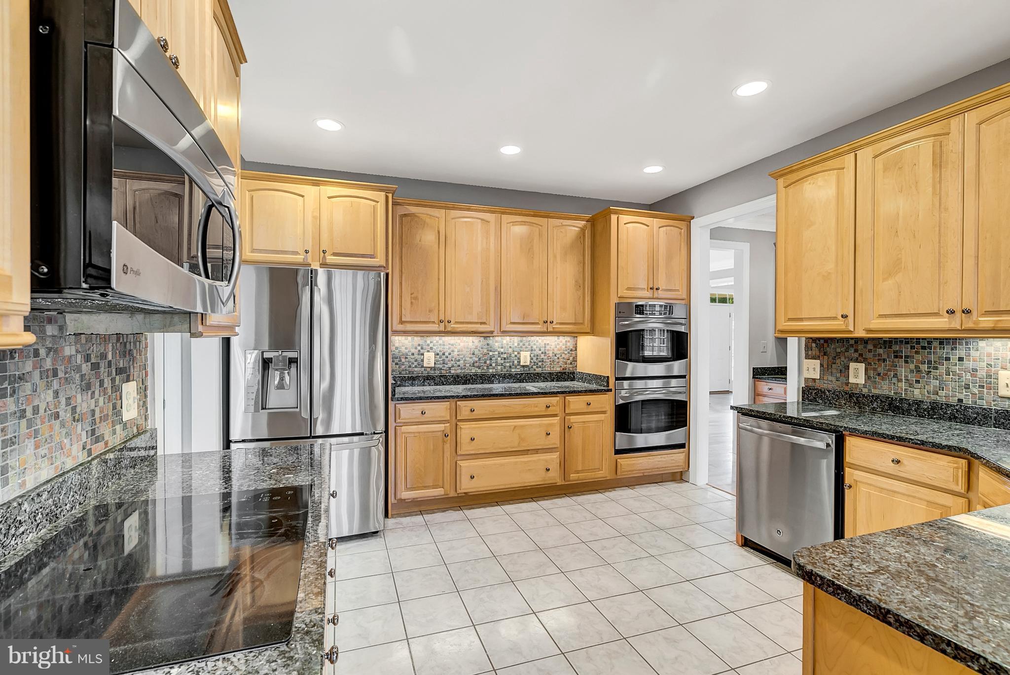 20393 Cockerill Road Purcellville, VA 20132 - Photo 10 of 29 Kitchen has 3 yr old stainless steel appliances