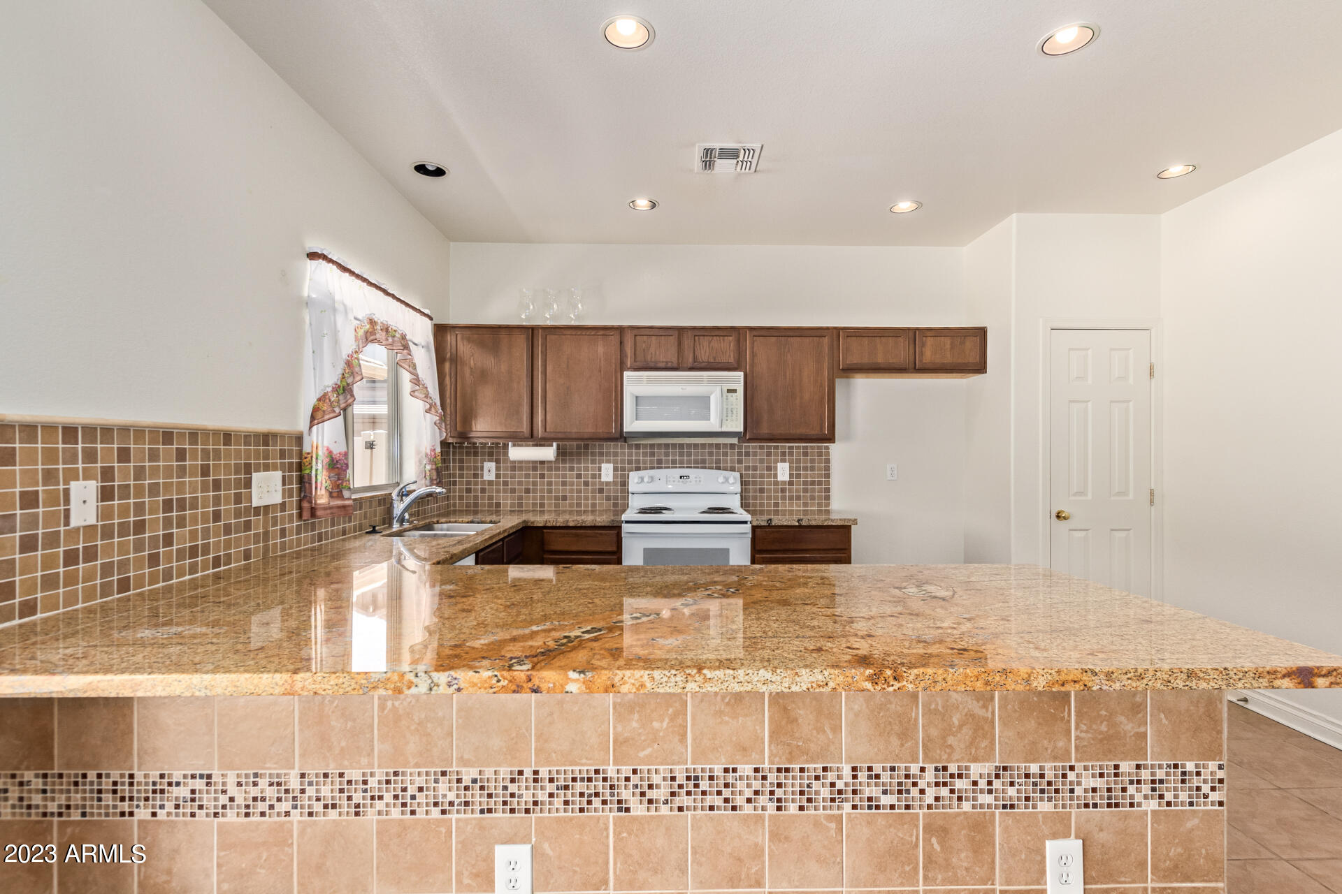 3903 East Kent Avenue Gilbert, AZ 85296 - Photo 8 of 27 08 - Kent