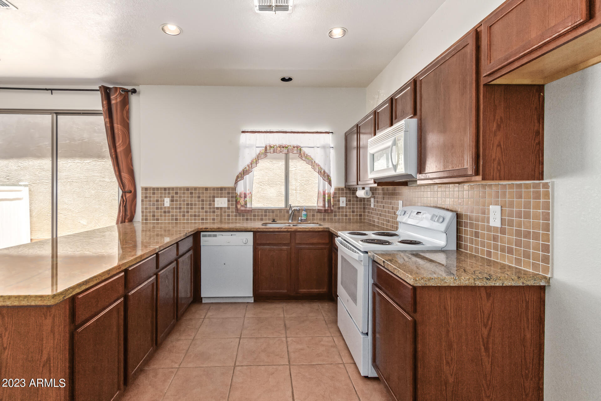 3903 East Kent Avenue Gilbert, AZ 85296 - Photo 9 of 27 09 - Kent
