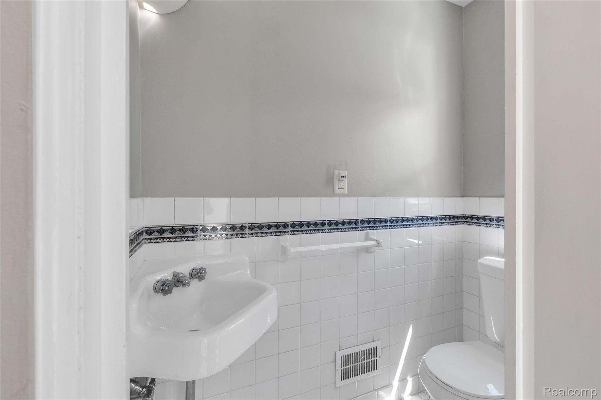 1058 Roslyn Road Grosse Pointe, MI 48236 - Photo 24 of 43 Gallery Image 24