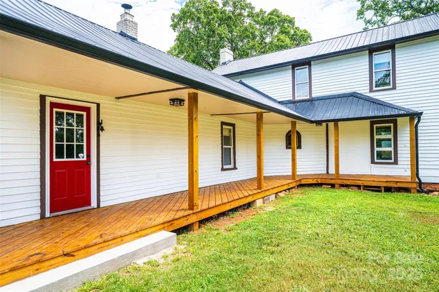 a view of a house with backyard and porch