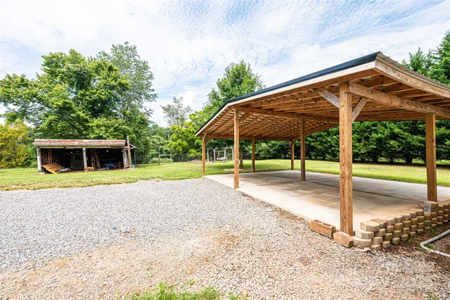 a view of a house with backyard and garden