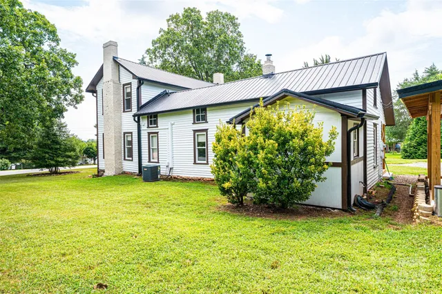 a view of a house with a backyard