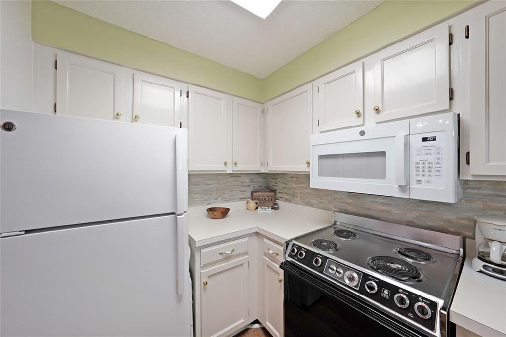 1800 Clairmont Lake, Unit A522 Decatur, GA 30033 - Photo 8 of 36 a kitchen with a stove and a refrigerator