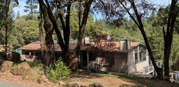 a view of a chairs and table in a backyard