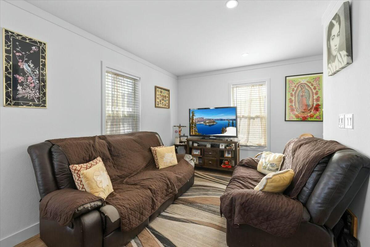 460 Arnos Road, Unit 69 Talent, OR 97540 - Photo 7 of 10 Living room