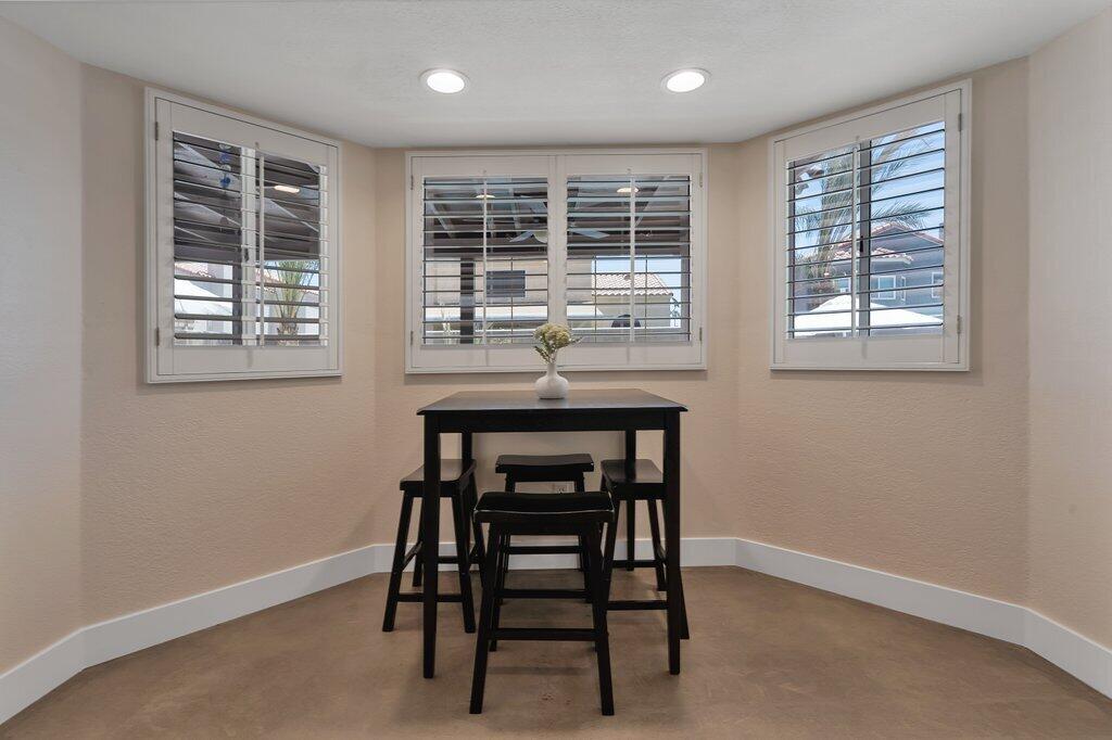 46352 Willow Lane Indio, CA 92201 - Photo 28 of 131 a dining room that has a table and chairs in it