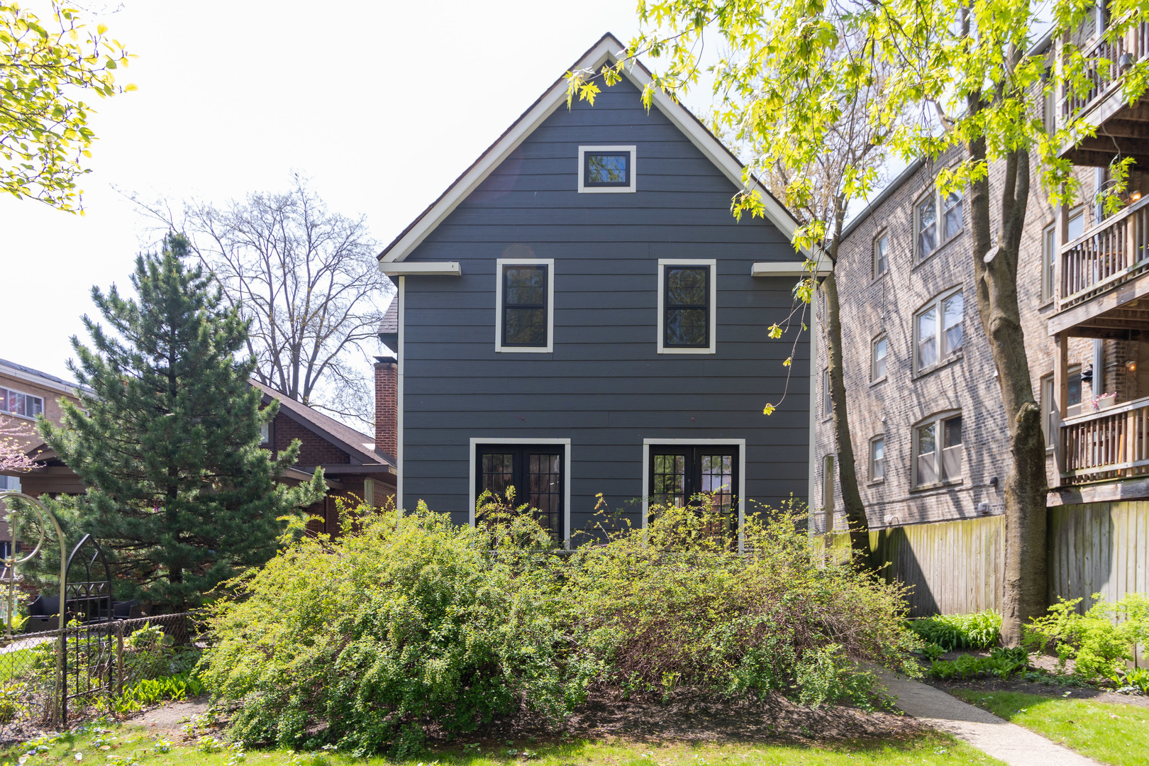 1663 West Farwell Avenue Chicago, IL 60626 - Photo 1 of 29 a front view of a house with garden