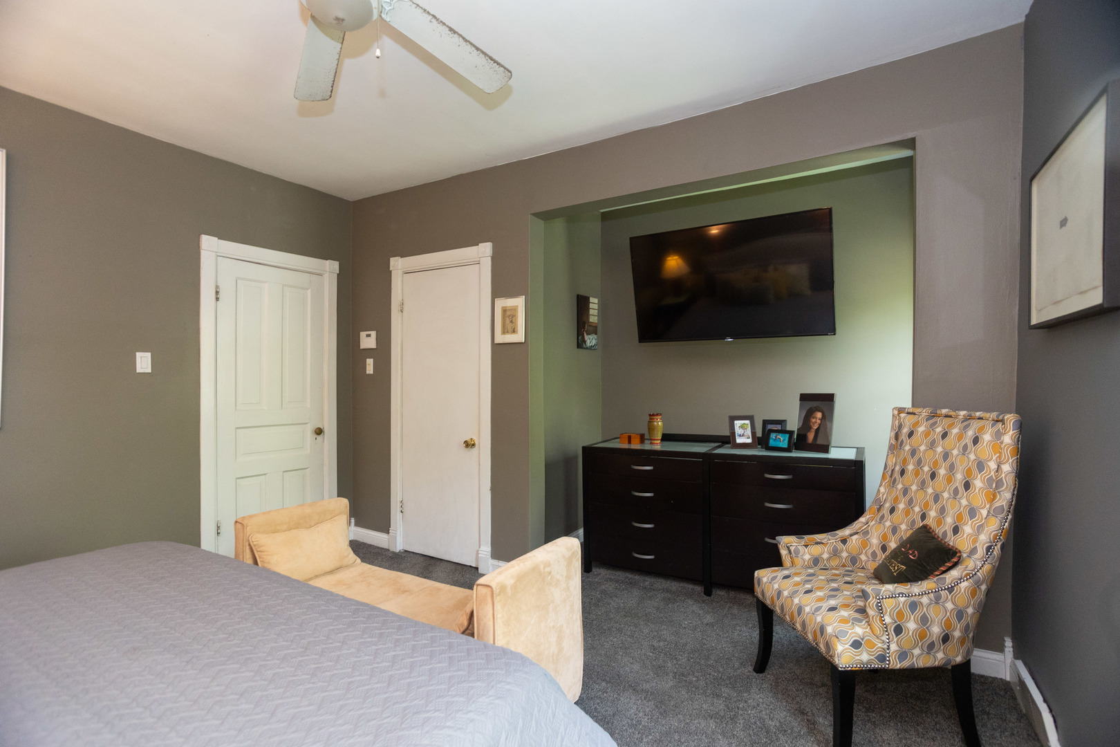 1663 West Farwell Avenue Chicago, IL 60626 - Photo 16 of 29 a bedroom with furniture and a flat screen tv