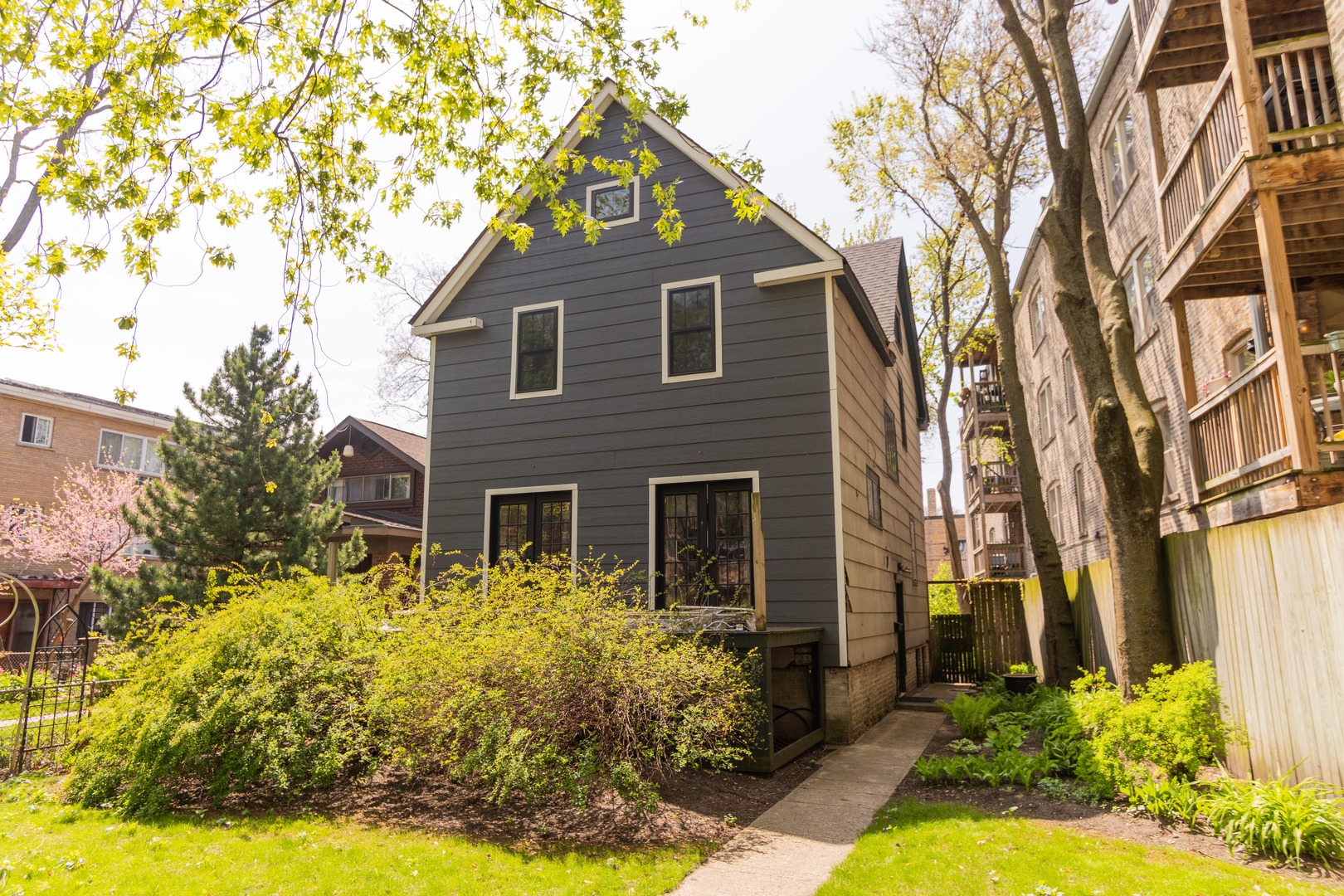 1663 West Farwell Avenue Chicago, IL 60626 - Photo 3 of 29 a front view of a house with garden