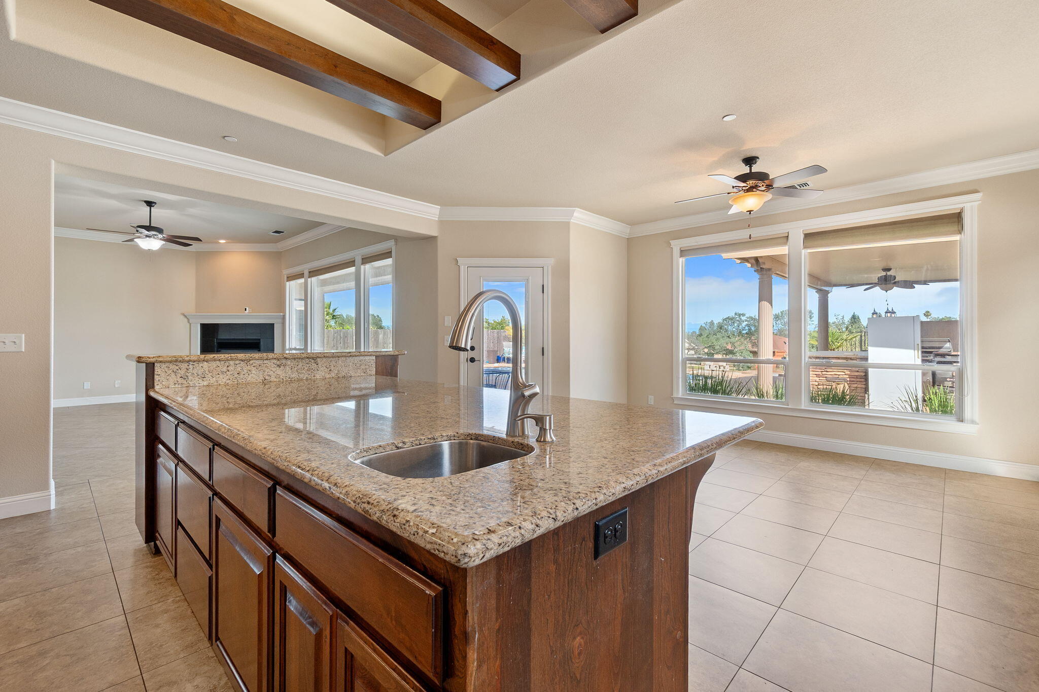 372 Stinson Loop Redding, CA 96003 - Photo 11 of 79 Kitchen