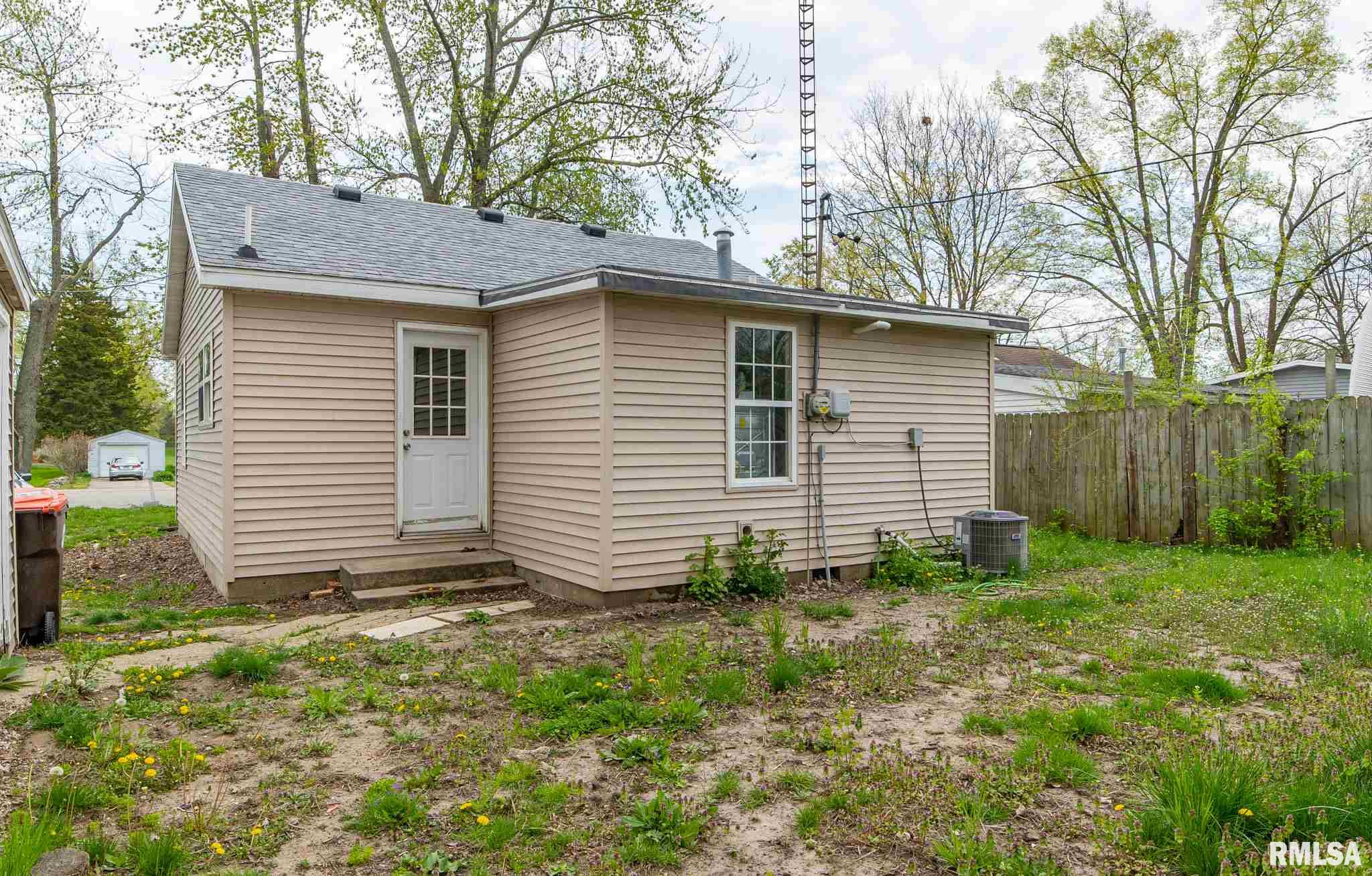 811 South Kickapoo Street Lincoln, IL 62656 - Photo 2 of 14 Gallery Image 2