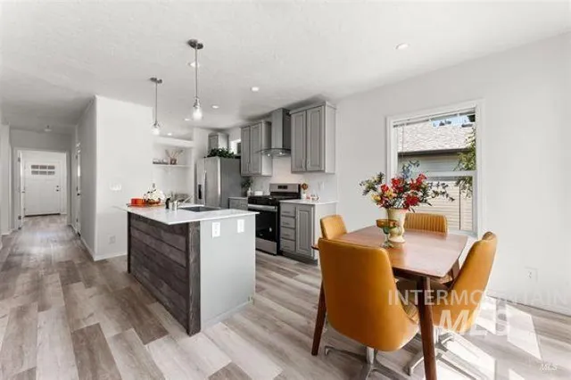 $2,100 | 421 South Curtis Road, Unit 208, Boise, ID 83705