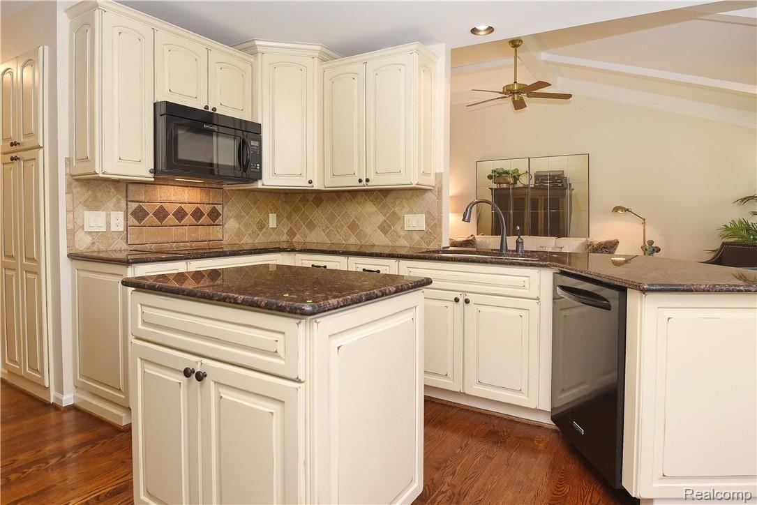 271 Marmoor Court Rochester, MI 48309 - Photo 10 of 30 Center Island And Granite Counters