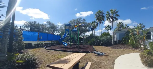 a view of a back yard