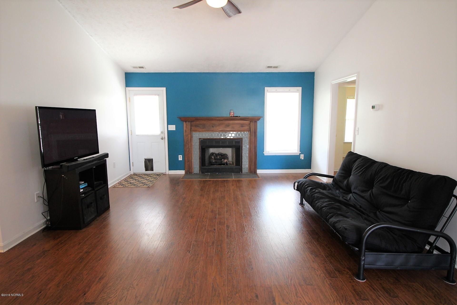 211 Foxhall Road Newport, NC 28570 - Photo 6 of 49 Vaulted Ceilings