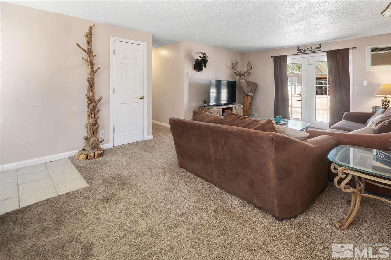 3600 Peregrine Court Reno, NV 89508 - Photo 6 of 36 a living room with furniture