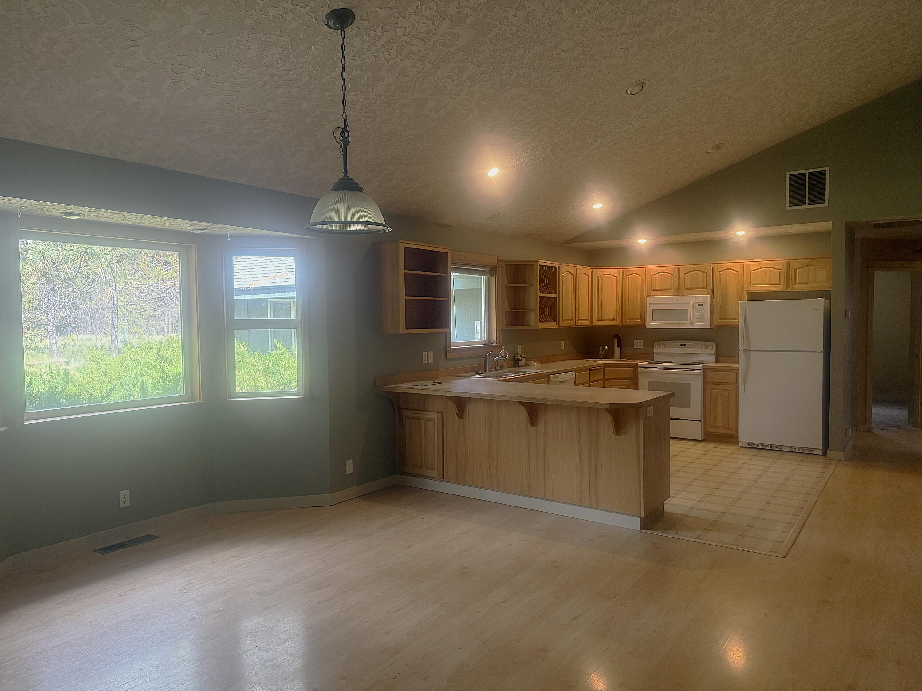 54282 Huntington Road Bend, OR 97707 - Photo 11 of 21 IMG_2124
