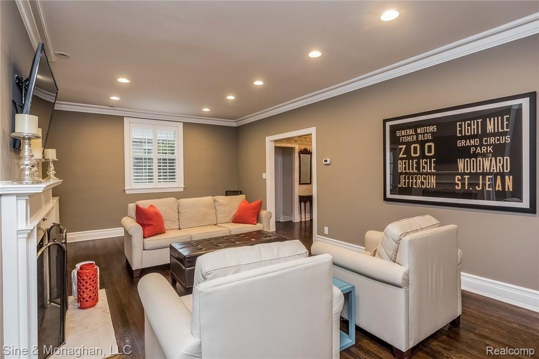 47 Colonial Road Grosse Pointe, MI 48236 - Photo 15 of 57 010-Living_Room-3364213-medium.jpg