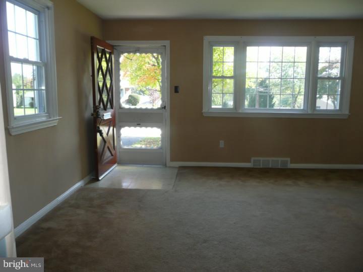 118 Barren Road Newtown Square, PA 19073 - Photo 17 of 21 Living Room