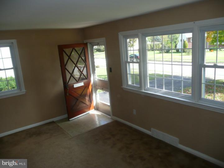 118 Barren Road Newtown Square, PA 19073 - Photo 7 of 21 Living Room