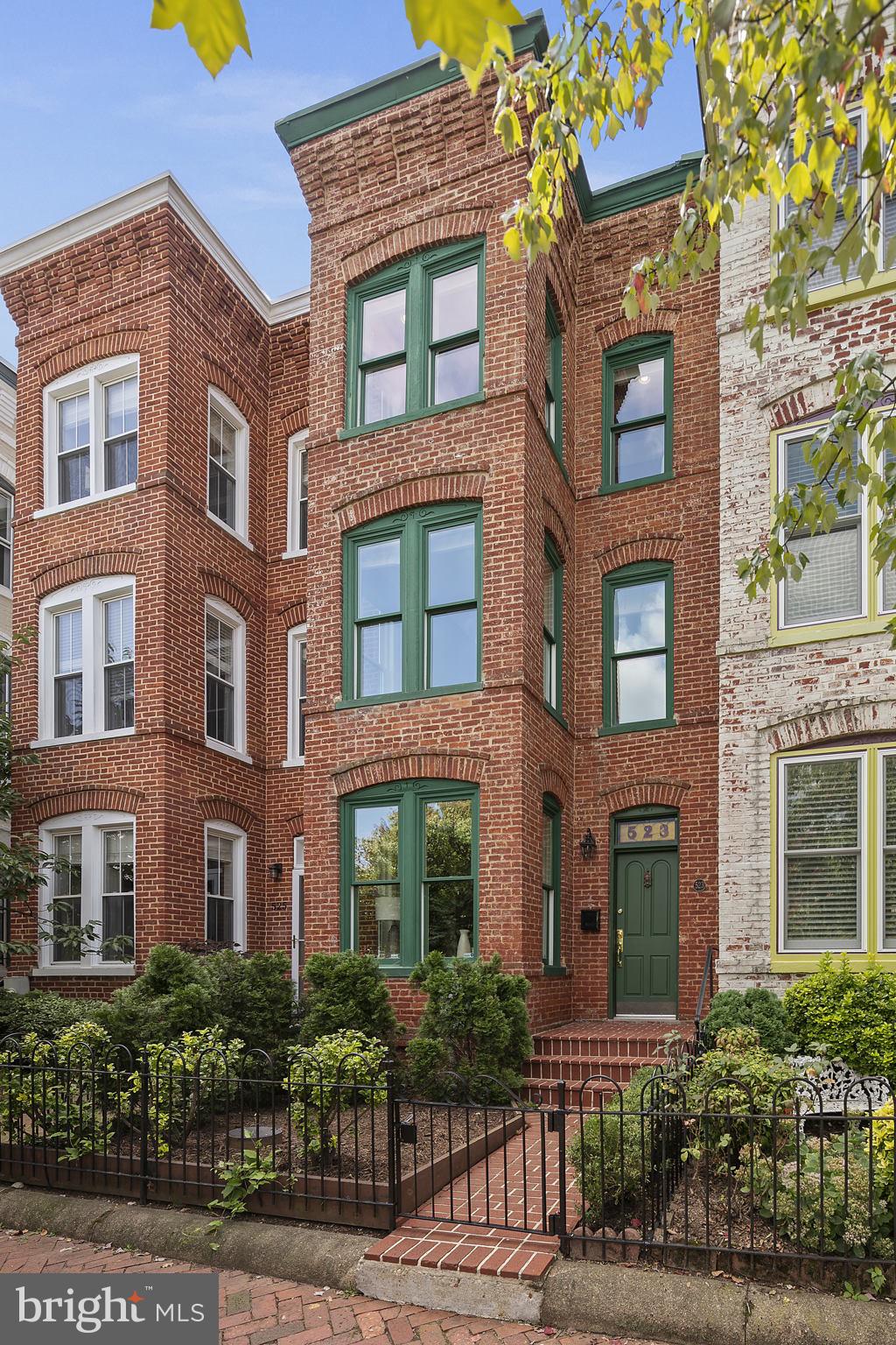 Beautifully renovated bayfront rowhome in Cap Hill