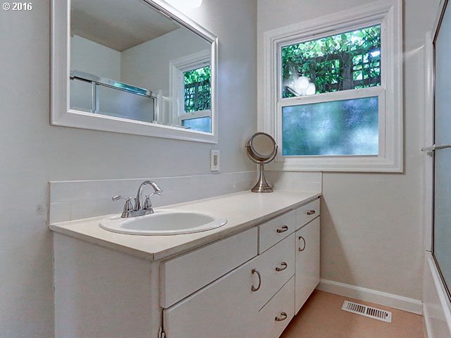 5639 Southwest Florida Street Portland, OR 97219 - Photo 11 of 28 Bathroom