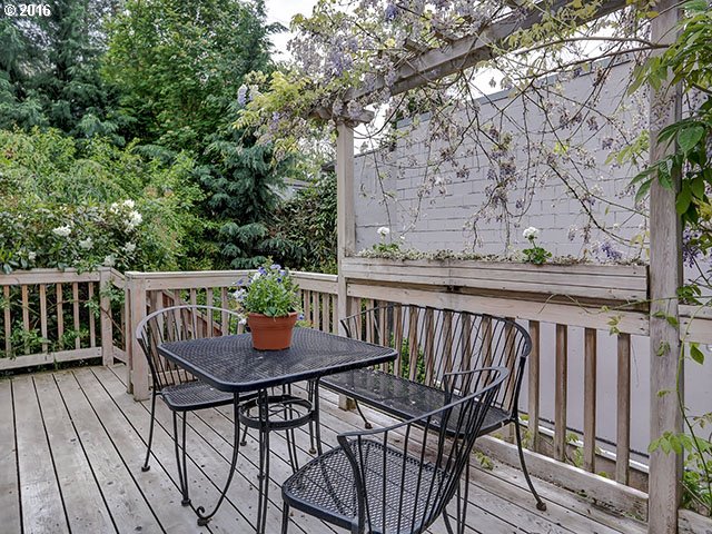 5639 Southwest Florida Street Portland, OR 97219 - Photo 20 of 28 Deck