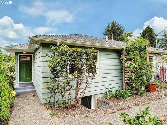5639 Southwest Florida Street Portland, OR 97219 - Photo 2 of 28 Front Yard