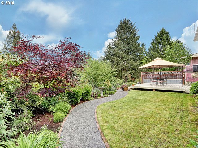 5639 Southwest Florida Street Portland, OR 97219 - Photo 23 of 28 Backyard