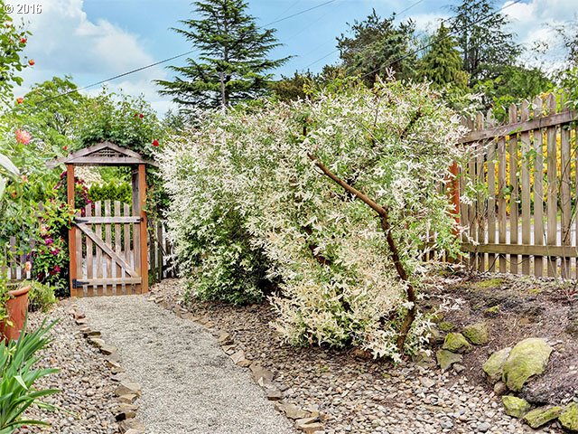 5639 Southwest Florida Street Portland, OR 97219 - Photo 3 of 28 Front Yard