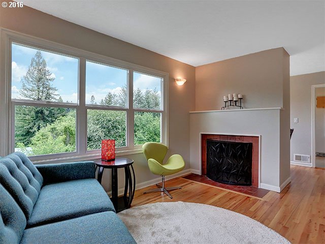 5639 Southwest Florida Street Portland, OR 97219 - Photo 5 of 28 Living Room